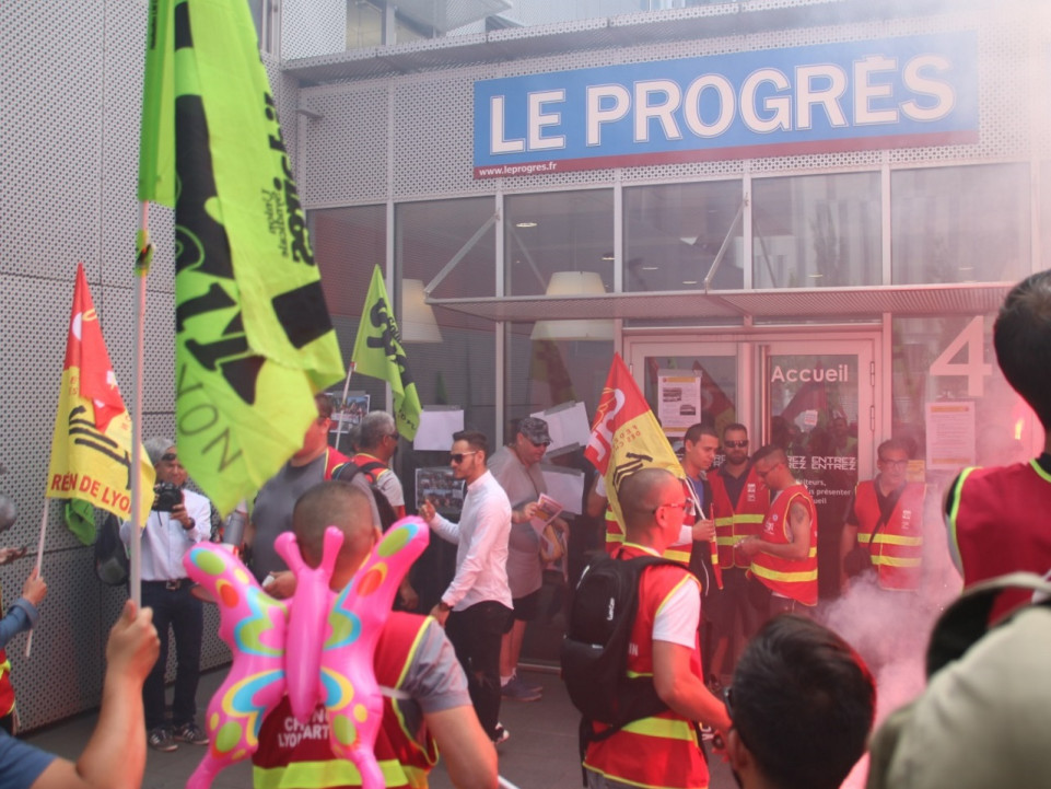 Manifestation des cheminots devant le Progrès : un salarié blessé par un pétard