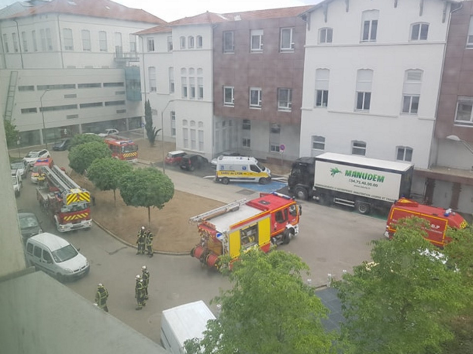Un important dispositif de pompiers déployé à l'hôpital Lyon Sud pour des fumées suspectes
