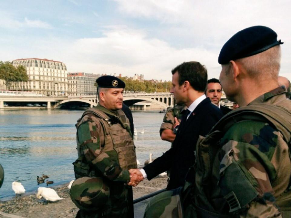 Emmanuel Macron à Lyon : entre bain de foule et échange avec les forces de l’ordre