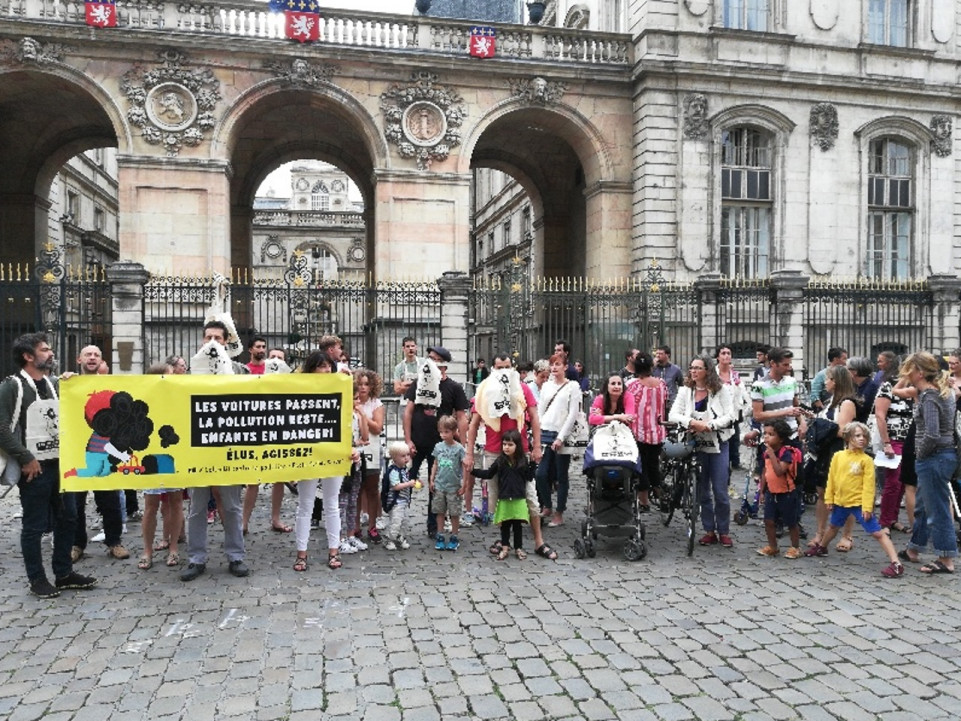 Ecole Michel Servet : une cinquantaine de parents d’élèves dénoncent la pollution dans l'établissement