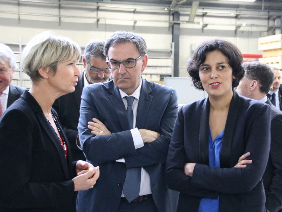 Accueillie à Lyon par une trentaine de manifestants, la Ministre du Travail n’envisage pas de retirer sa loi