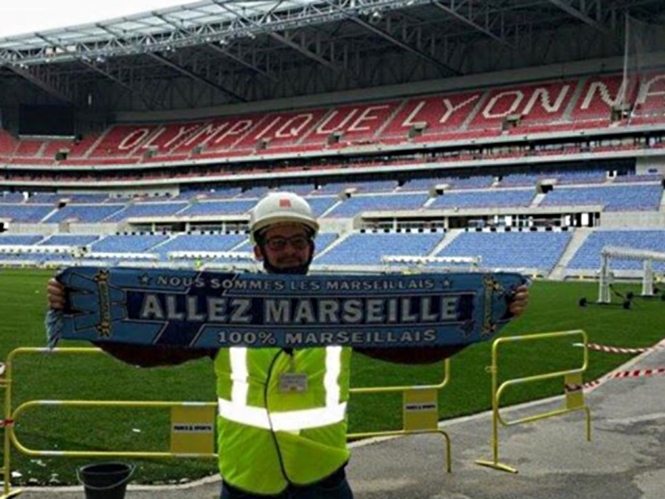 Un supporter de l’OM pose en plein milieu du Grand Stade de l’OL !