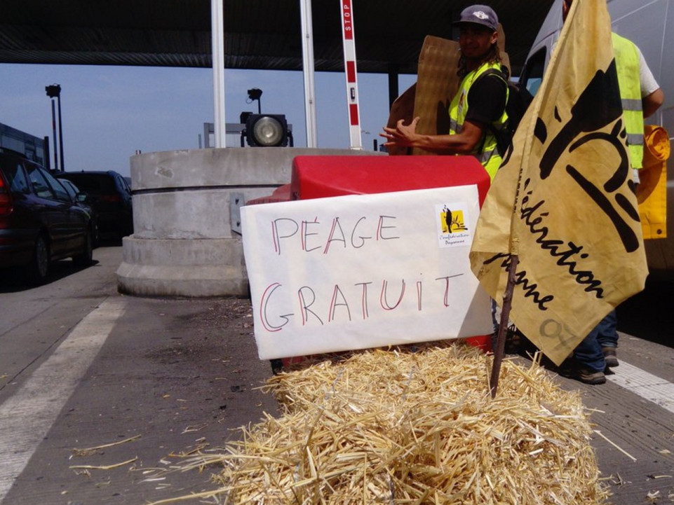 Grogne des agriculteurs : opération péage gratuit au sud de Lyon