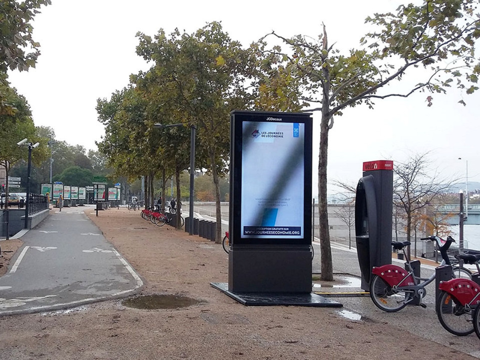 Lyon : un panneau publicitaire numérique crée la polémique sur les berges du Rhône