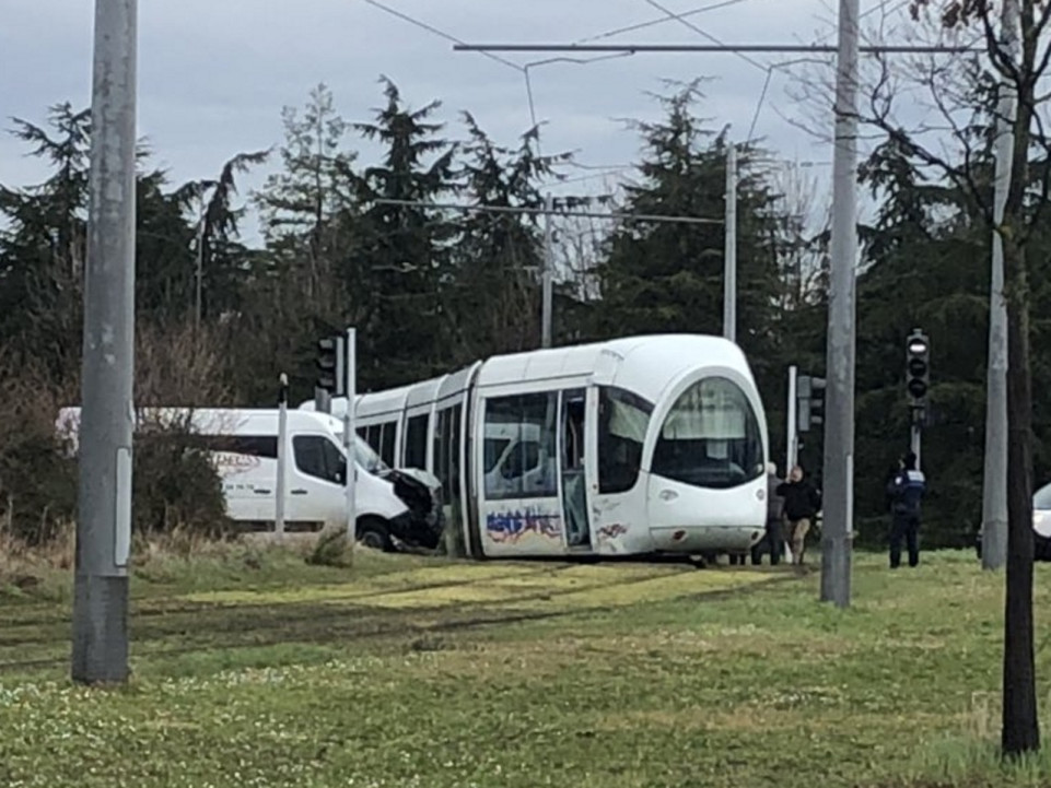 Le T2 déraille après un accident avec une camionnette