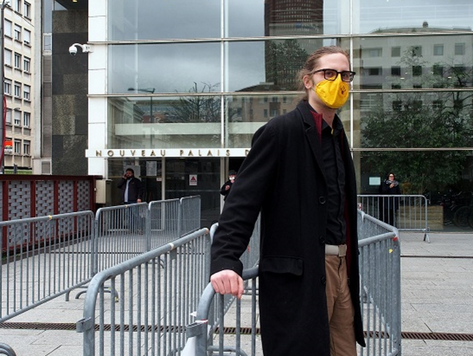 Lyon : 500 euros d'amende requis contre le décrocheur de portrait de Villeurbanne