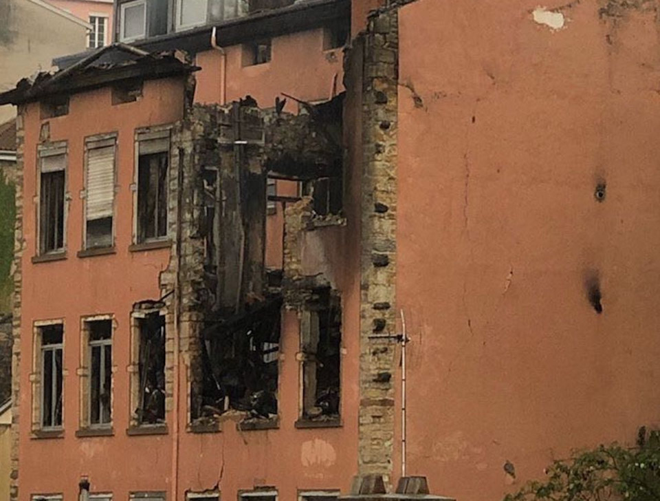 Incendie à la Croix-Rousse : le feu continue, les reconnaissances commencent