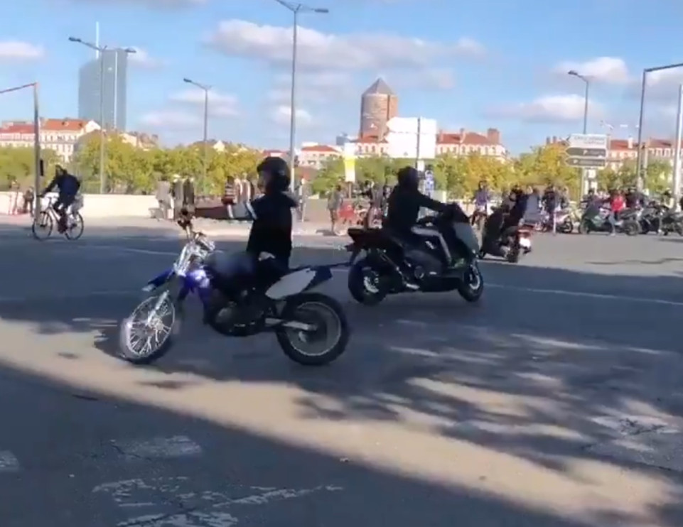 Lyon : des rodéos pour narguer la police en marge du rassemblement pour Samuel Paty