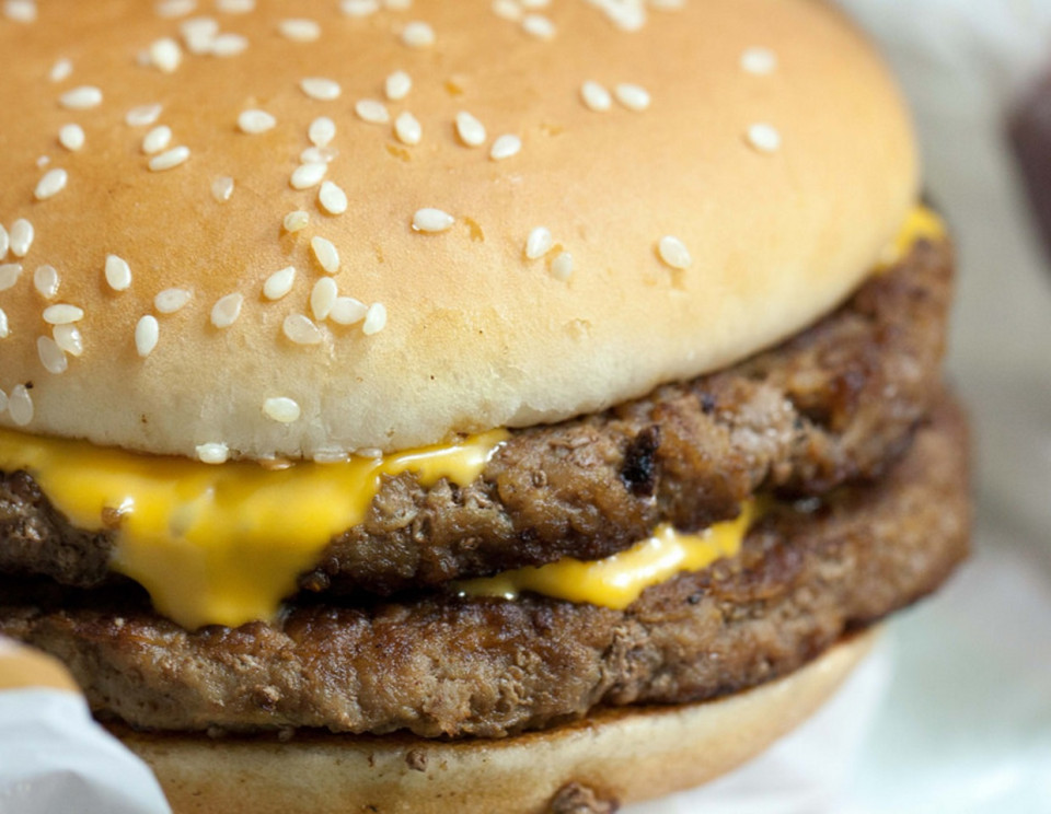 En Auvergne-Rhône-Alpes, manger un burger coûte en moyenne 11,60 euros