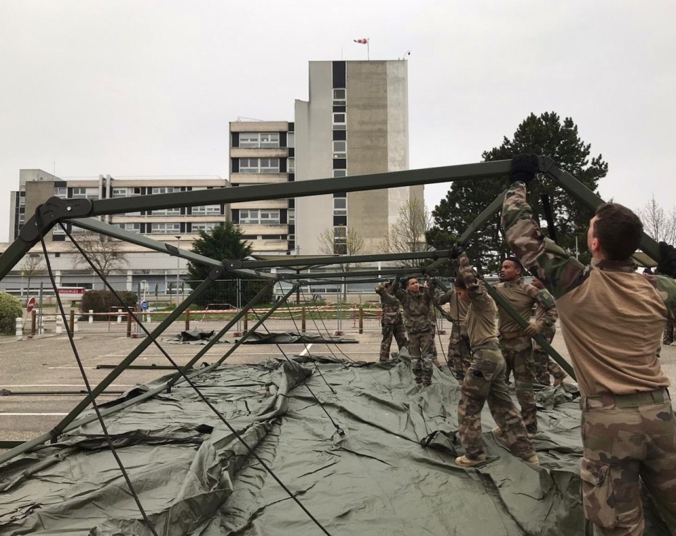 Coronavirus : l’hôpital militaire de la Valbonne en cours de montage à Mulhouse