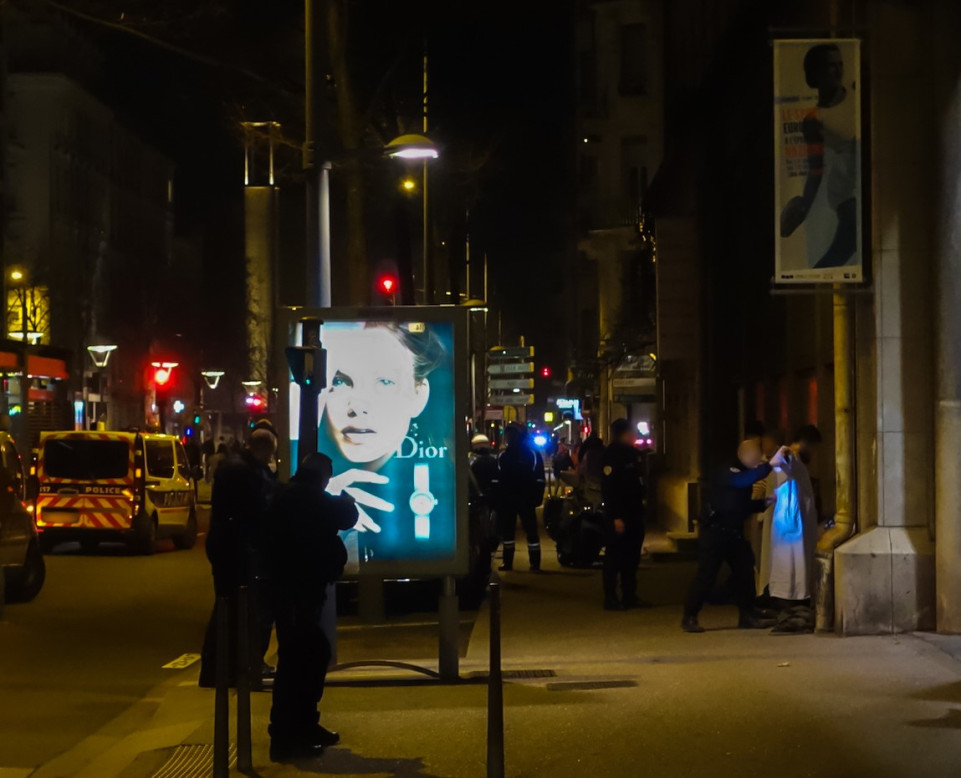 Lyon : habillés comme des djihadistes, ils terrorisent les passagers en pleine Fête des lumières