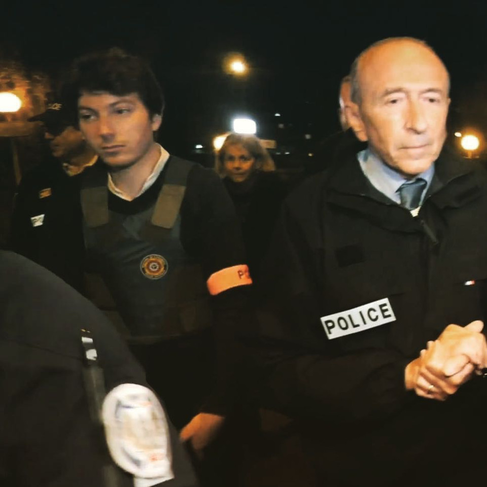 Un proche collaborateur de Gérard Collomb lui aussi aperçu avec un brassard siglé "police"