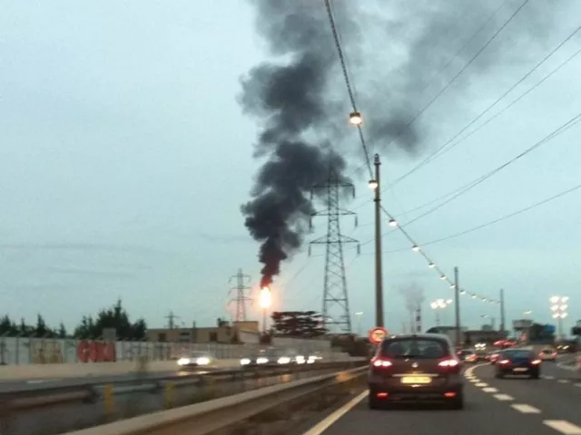 Torche de la raffinerie de Feyzin : un incident prolonge l'&eacute;pisode de fum&eacute;es noires