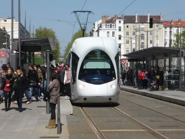 Les trams bondés pour la Confluence enflamment le Grand Lyon