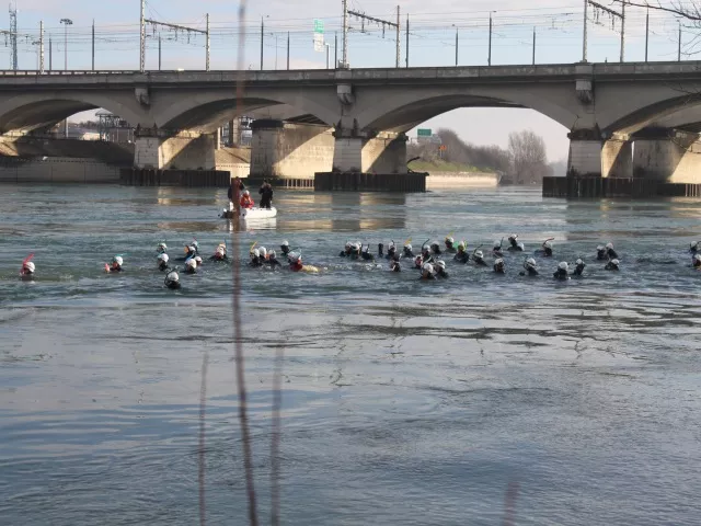 Traversée de Lyon : ils vont passer une heure dans les eaux glacées du Rhône !