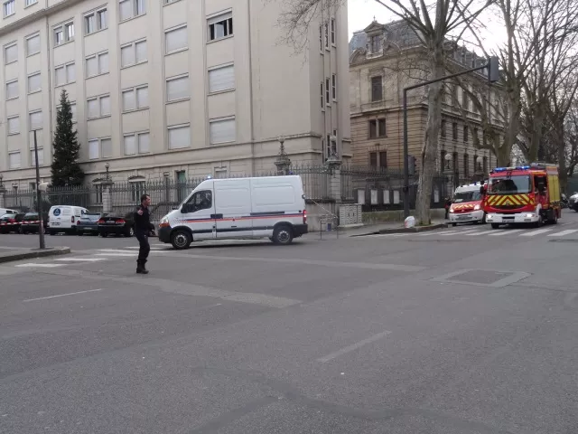 Lyon : les démineurs interviennent pour une valise suspecte près de la préfecture