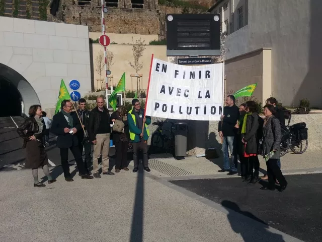 Pollution : les Verts critiquent l'inaction du préfet Carenco et de Gérard Collomb