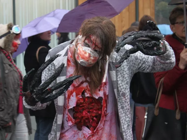 Les zombies s’invitent dans les rues de Lyon ! (photos)