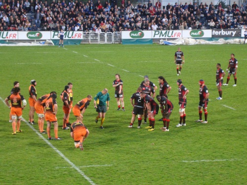 James Bailey perfore la défense de Narbonne