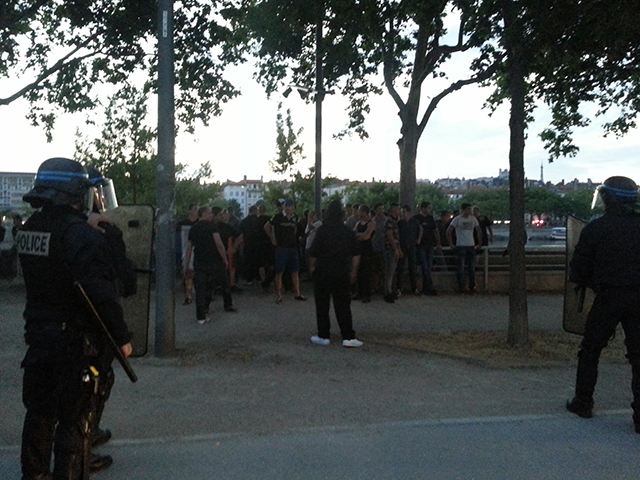 Les identitaires parqués quai Claude Bernard - LyonMag