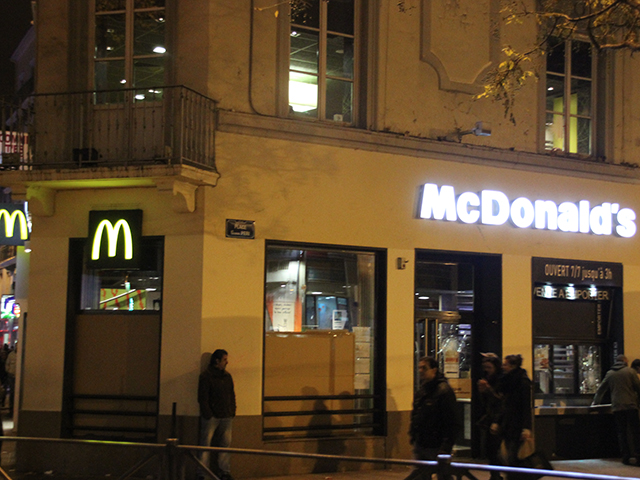 Les vitres du McDo Guillotière ont été brisées - LyonMag