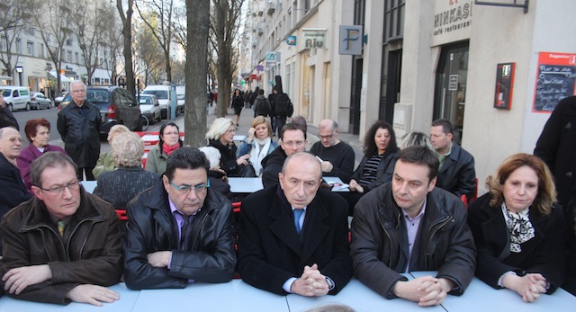 Gérard Collomb attentif aux propos du secrétaire fédéral du Rhône, Jacky Darne