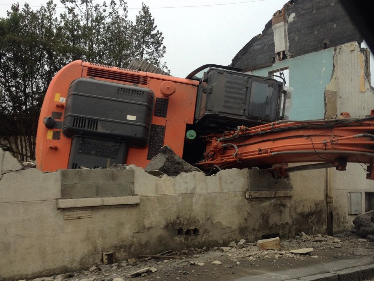 Villeurbanne  un engin de chantier se renverse