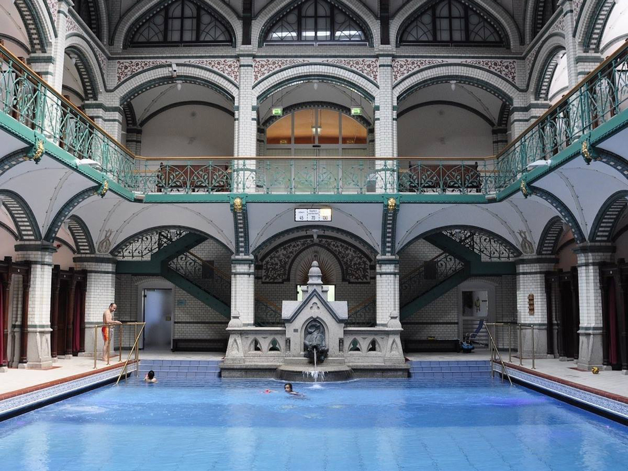 Un Jeu Vidéo Tcl Yoda à Lasvel Une Piscine à Lhôtel Dieu Le