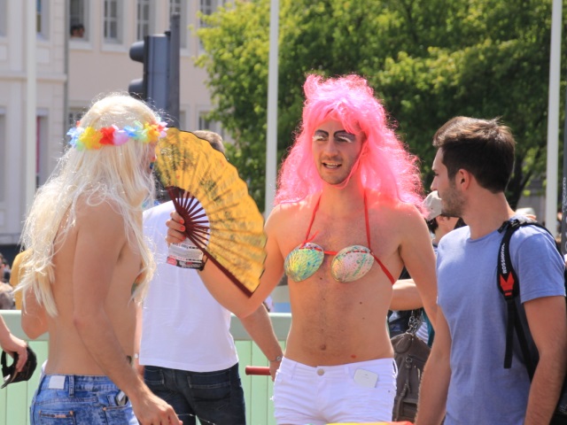Ambiance festive et musicale dans le cortège de la Gay Pride - LyonMag