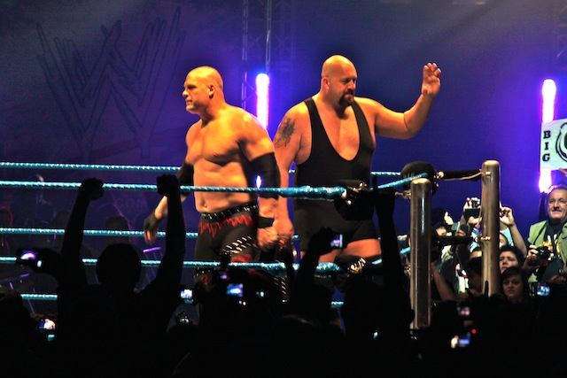 Rey Misterio, aérien, s'apprête à fondre sur son adversaire du soir, Cody Rhodes © Lyon Mag / Julien Carrasco