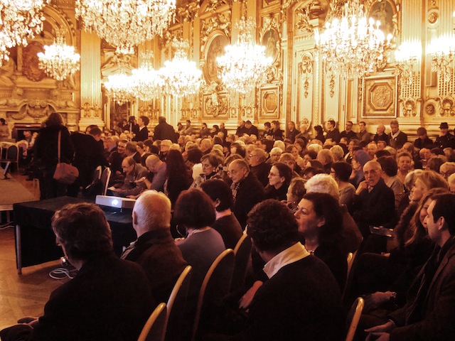 Gérard Collomb à la tribune, l'équipe d'Eiffage assise à l'estrade