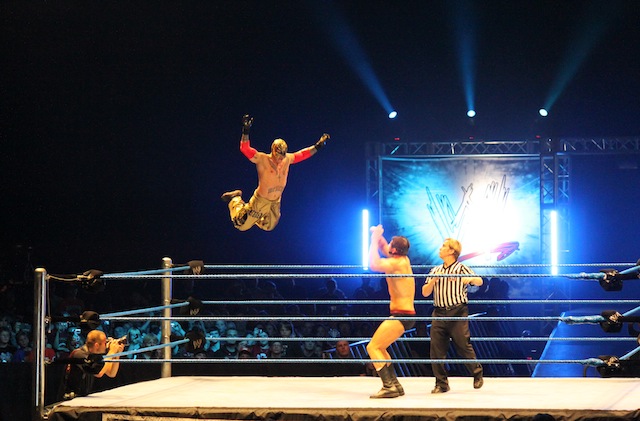 Rey Mysterio monte sur les cordes pour saluer le public de la Halle Tony Garnier © Lyon Mag / Julien Carrasco