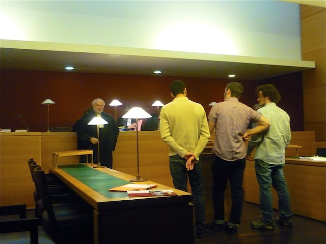 L'une des banderoles déroulée par la centaine de manifestants présents devant le nouveau palais de justice de Lyon