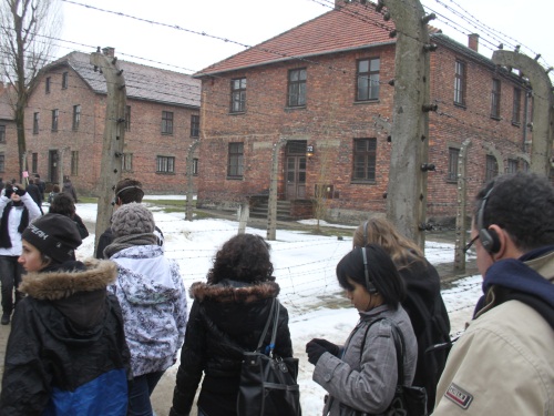 Les élèves de Condrieu et Meyzieu et leur guide à l'entrée d'Auschwitz I