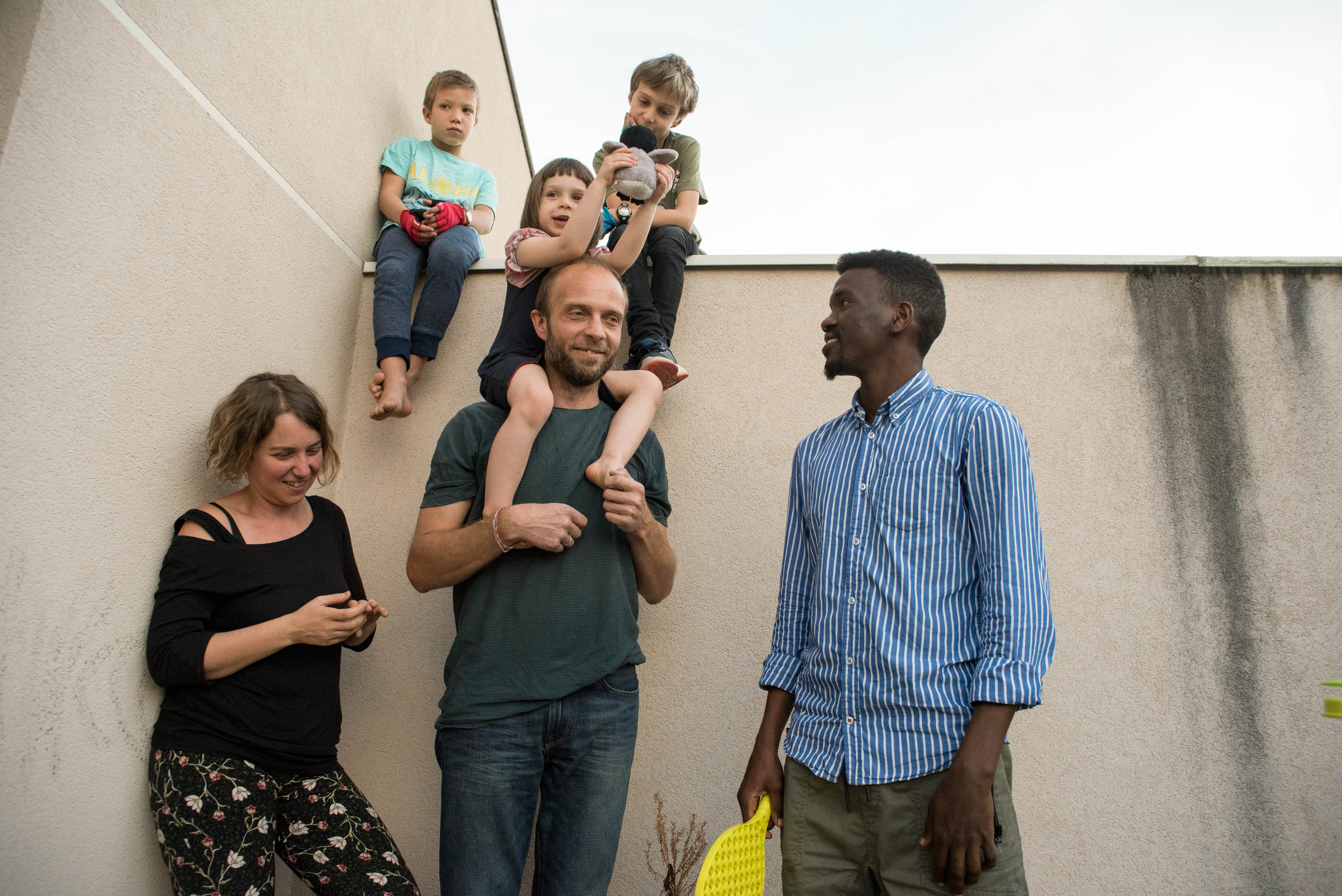 Keren en compagnie d'un réfugié qu'elle a accueillie - DR © Julie L. & Kenia S.