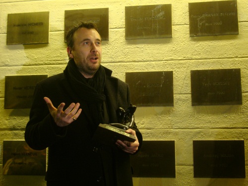 Fred Cavayé, entouré de Bertrand Tavernier et Thierry Frémaux, reçoit le Prix Jacques Deray