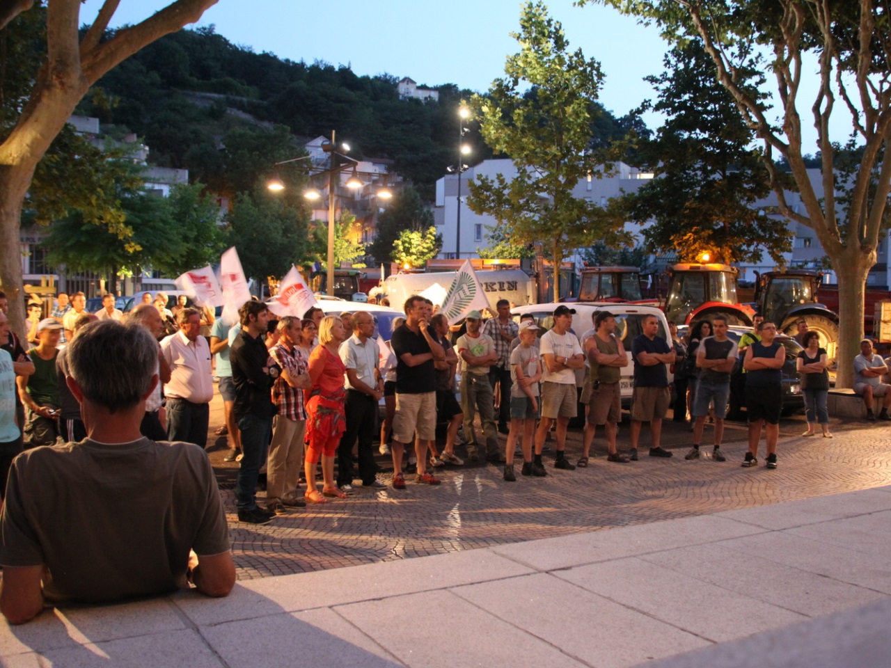 Les agriculteurs devant la mairie de Givors - LyonMag