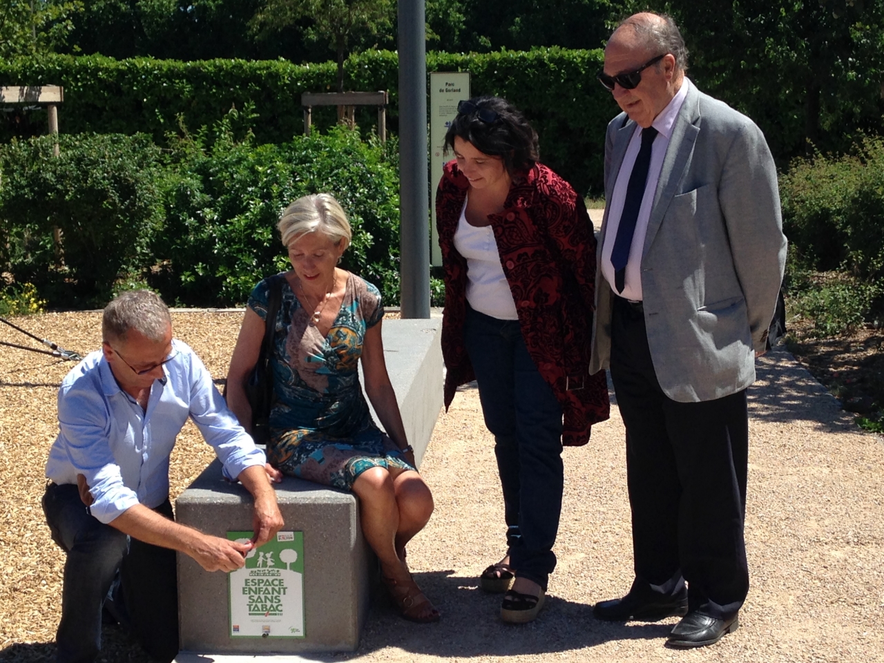 Première pose de la plaque labélisé 