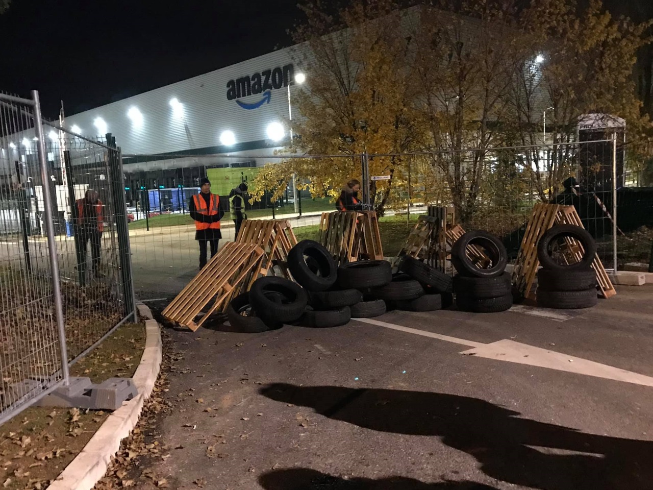 Black Friday Deux Entrepôts Damazon Ciblés Par Des
