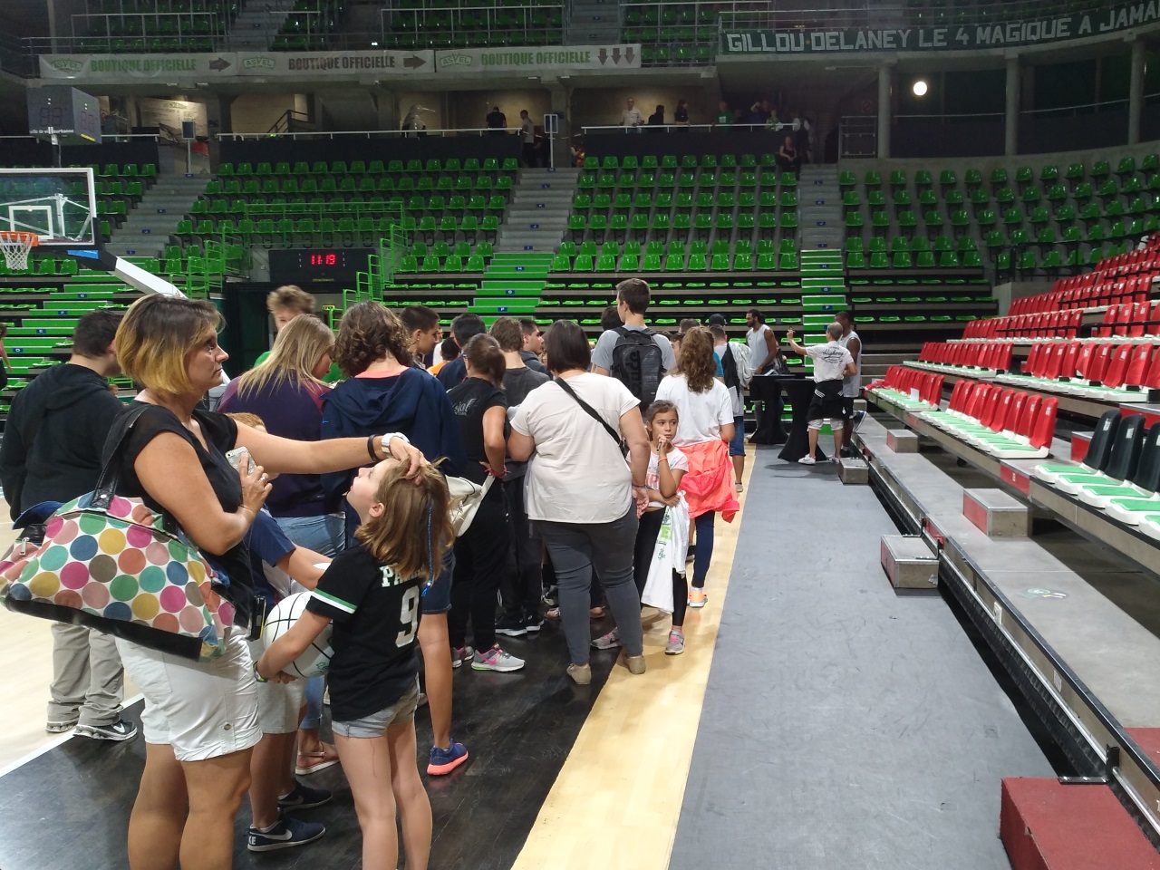 Charles Kahudi, vainqueur de la plus longue file d'attente pour obtenir un autographe - Lyonmag.com