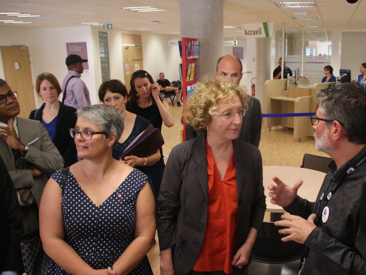 Anne Brugnera (députée LREM) et Muriel Pénicaud s'entretiennent avec un employé du Pôle emploi - LyonMag