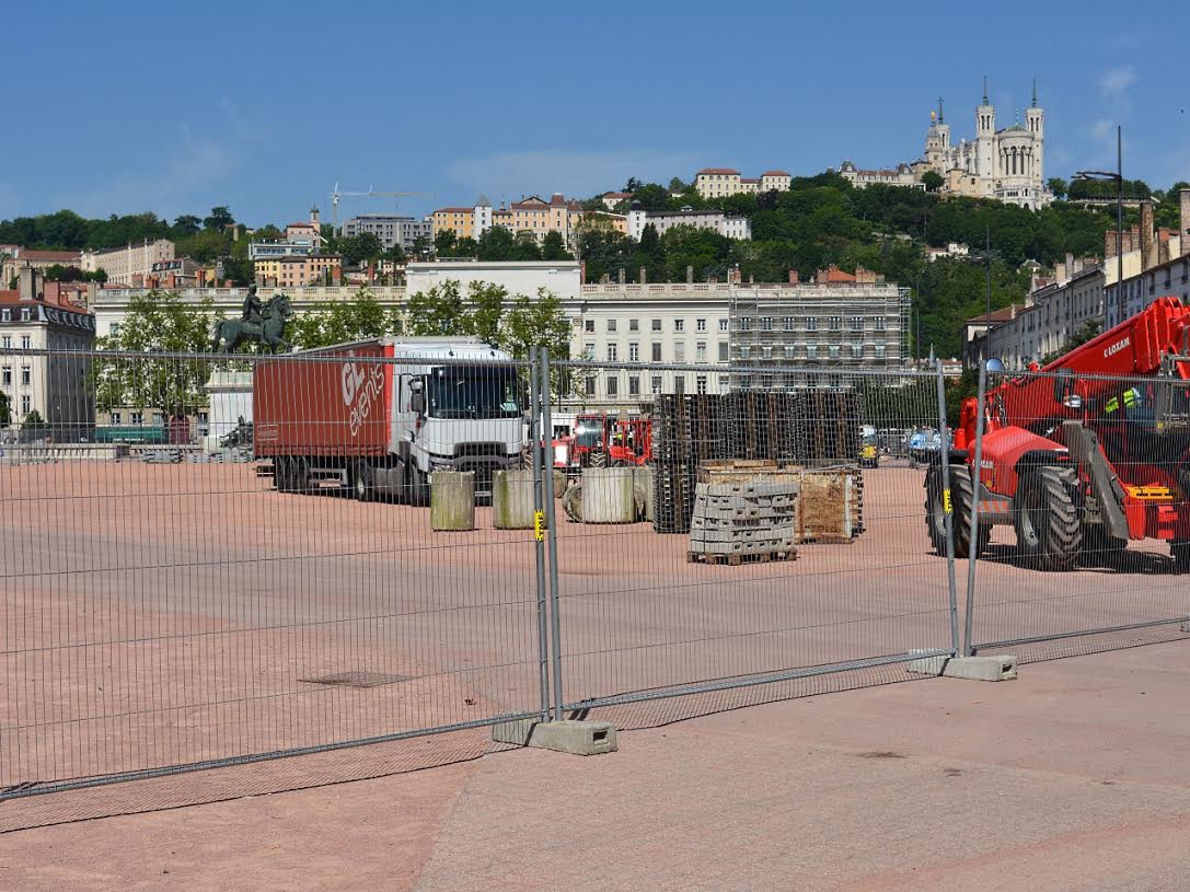 Les travaux pour la Fan Zone place Bellecour à Lyon - LyonMag