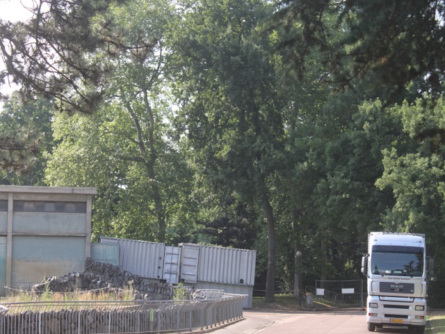 Le camion et les containers qui serviront à leur voyage - LyonMag