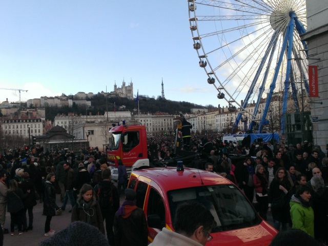 L'arrivée du début du cortège sur la place Bellecour - LyonMag