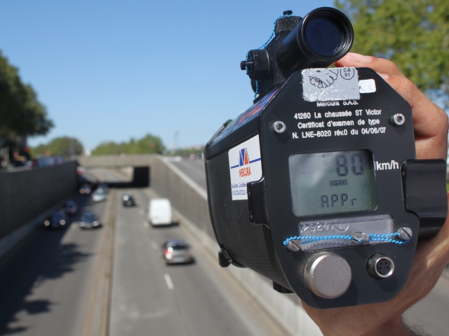Le radar à visée laser contrôle les véhicules sous les trémies du pont de la Guillotière - Photo Lyonmag.com