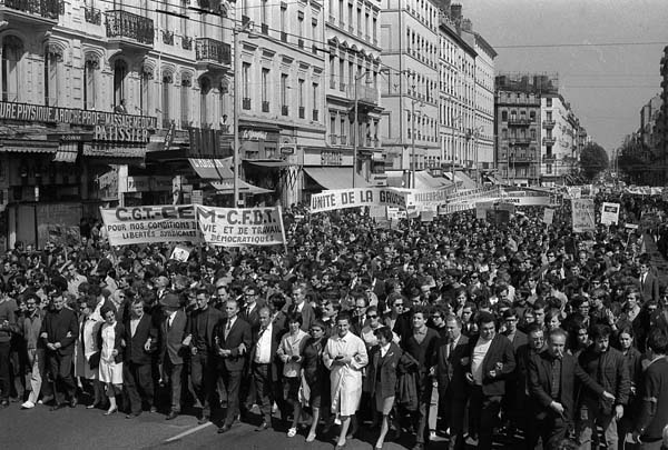 Les ouvriers de la Rhodiaceta dans les manifestations à Lyon, photographie par Georges Vermard, ca. mars-avril 1967 (BM Lyon, Fonds Vermard)