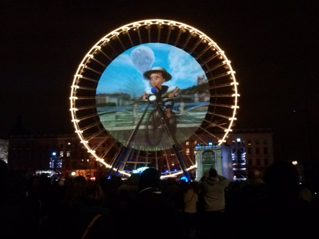 La grande roue de la place Bellecour rendait hommage cette année à Saint-Exupéry - LyonMag