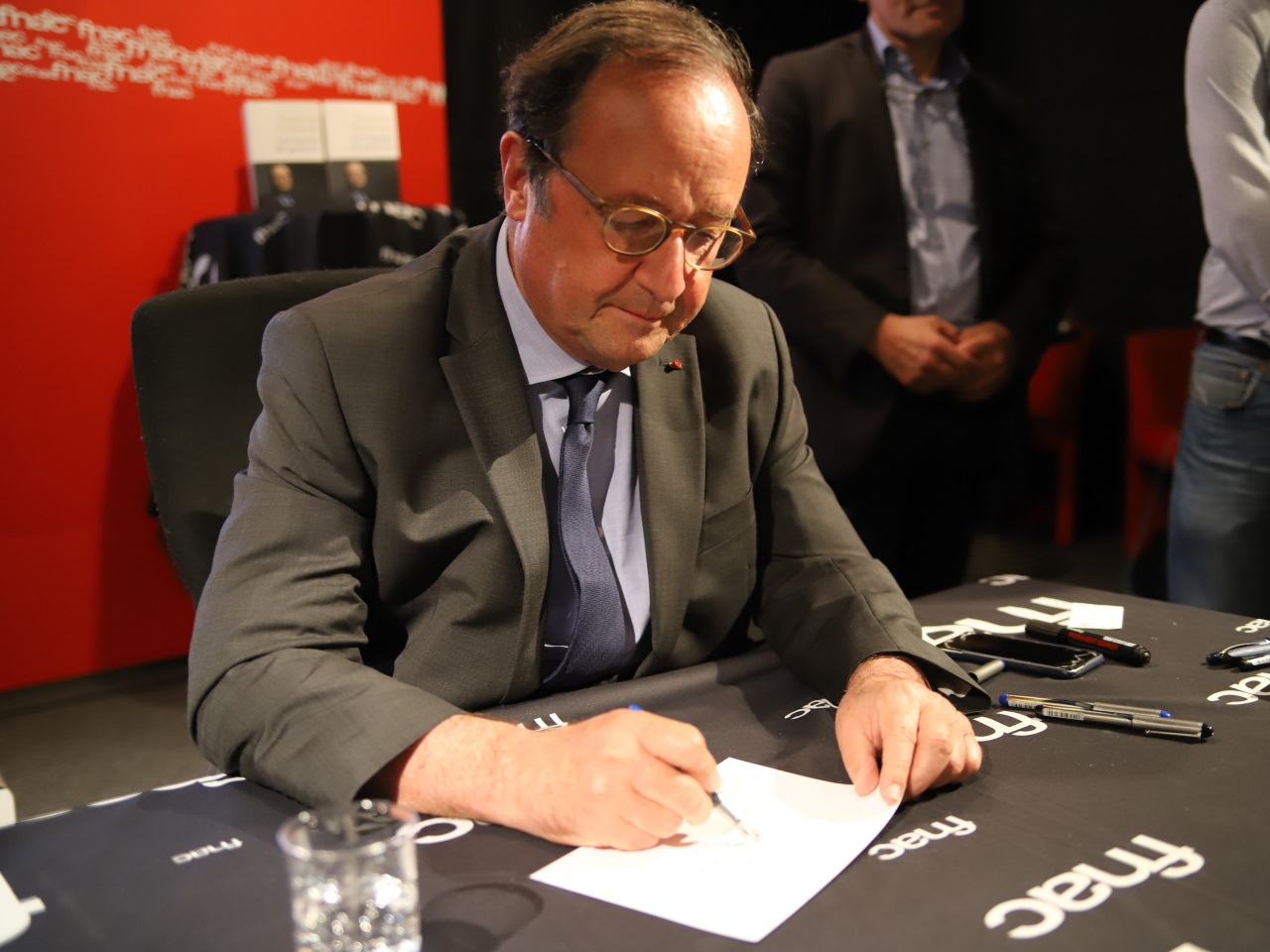 François Hollande en pleine dédicace - LyonMag