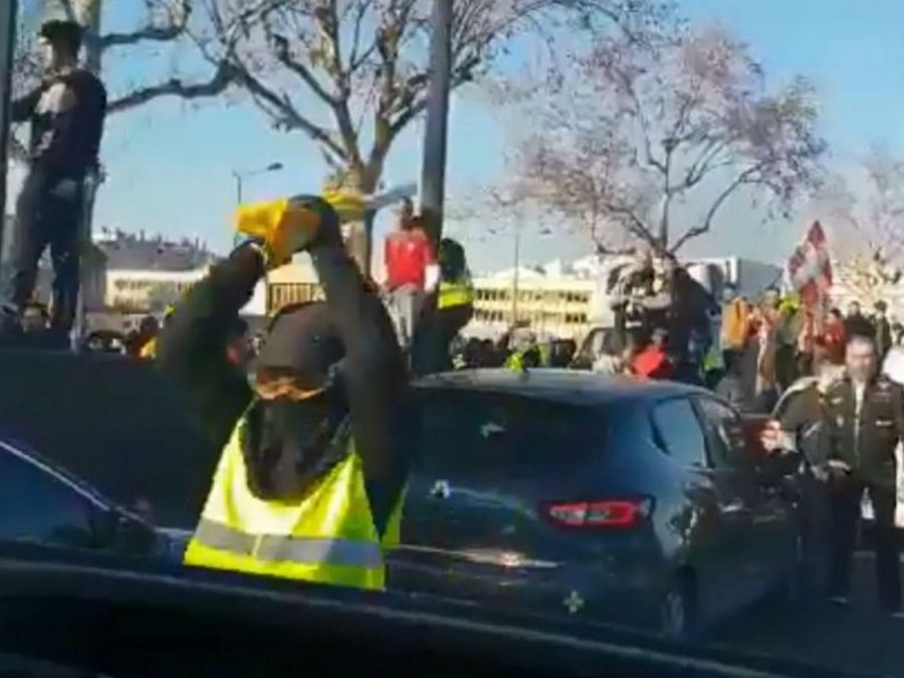 Véhicule De Police Pris Pour Cible Par Des Gilets Jaunes