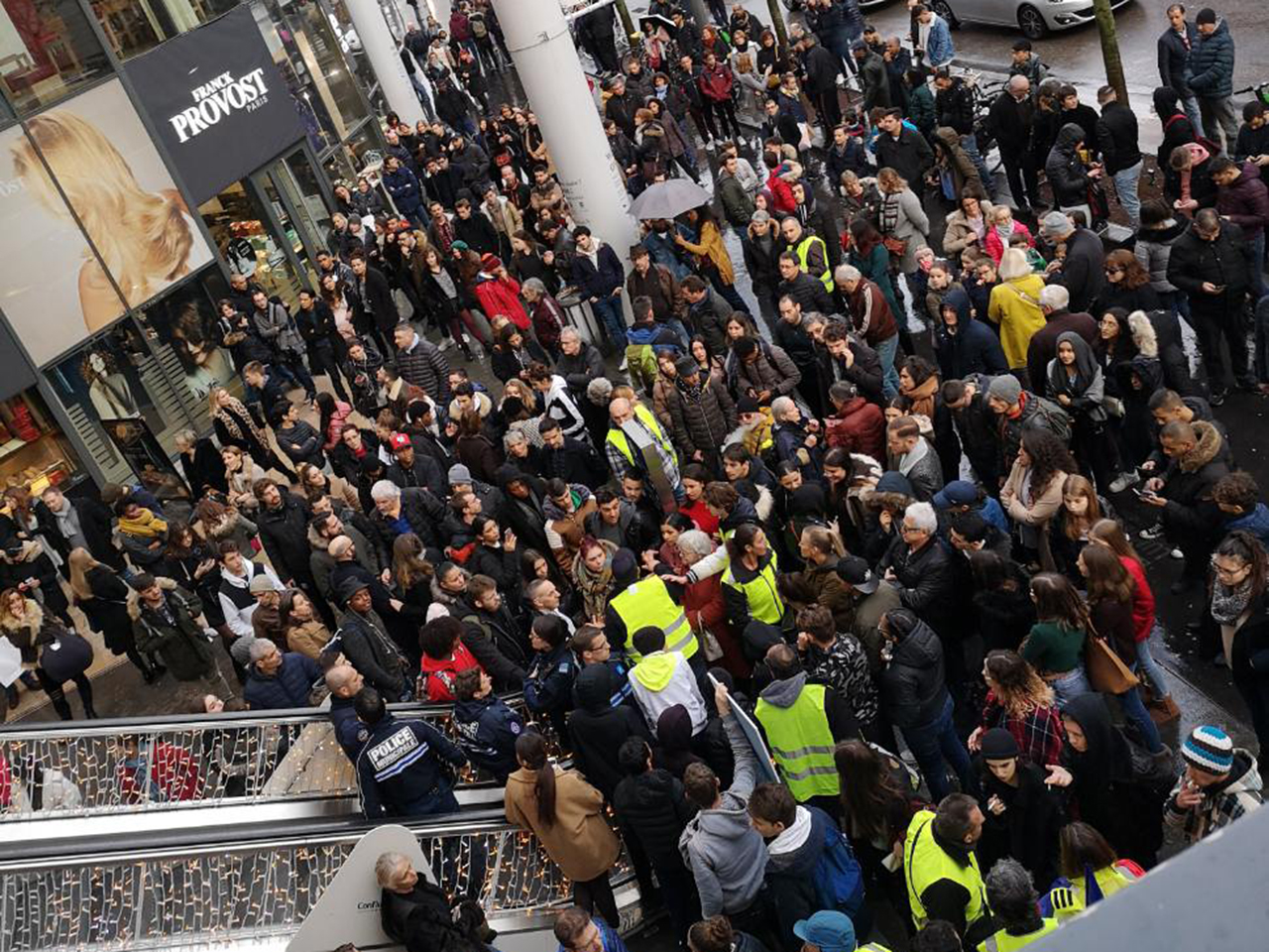 Lyon Les Gilets Jaunes Ont Bloqué Le Centre Commercial